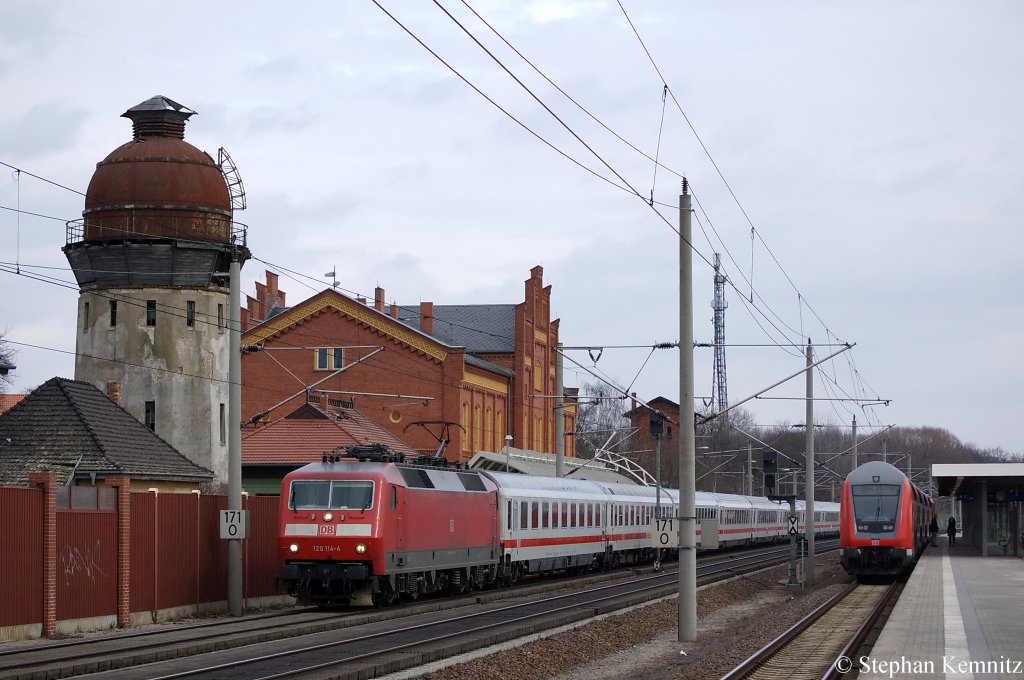 120 114-4 mit dem IC 144 nach Schiphol (Airport) in Rathenow. 10.03.2011