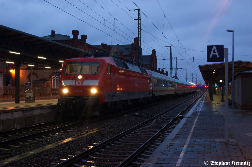 120 115-1 mit dem IC 1923 von Berlin Sdkreuz nach Frankfurt(Main)Hbf in Stendal. 22.01.2012