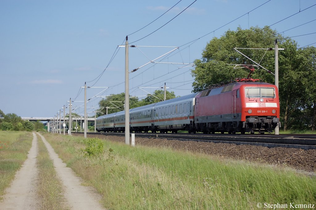 120 120-1 mit dem IC 1924 von Frankfurt(Main)Hbf nach Berlin Sdkreuz zwischen Growudicke und Rathenow. 29.05.2011