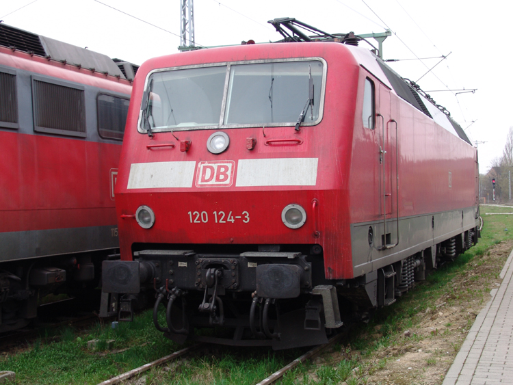 120 124-3 abgestellt im Rostocker Hbf neben an steht 115 116-6 ebefalls abgestellt beide warten auf ihre nchsten Einstze.(22.04.06)