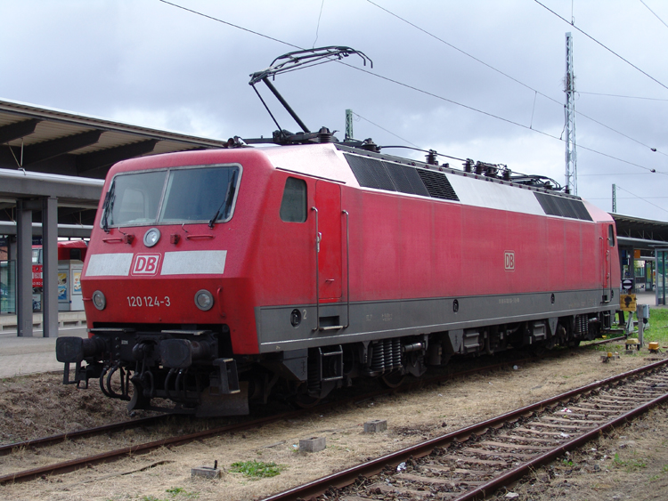 120 124-3 machte sich am 18.09.10 fertig um den IC1805/1815 von Seebad Heringsdorf/Osteebad Binz Richtung Kln Hbf.im Rostocker Hbf zu bernehmen.