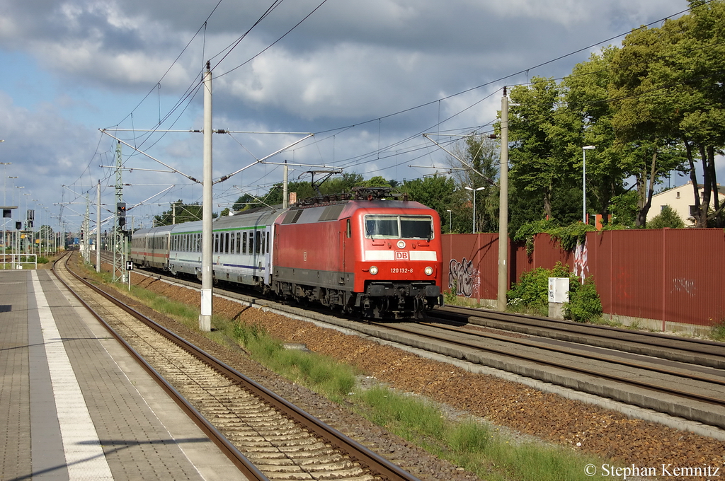 120 132-6 mit dem EC 249 von Lneburg nach Krakow Glowny in Rathenow. 25.06.2011