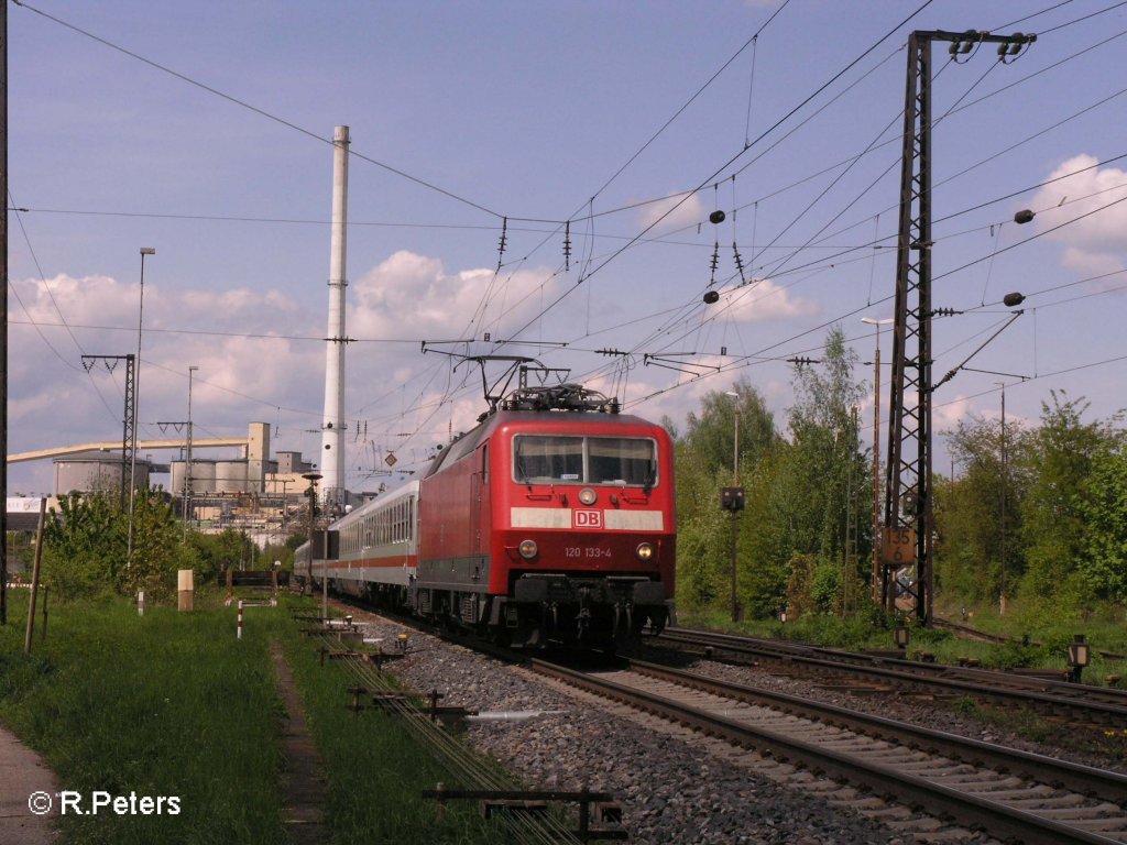 120 133-4 zieht bei Regensburg Ost den IC 2027 Passau. 03.05.08
