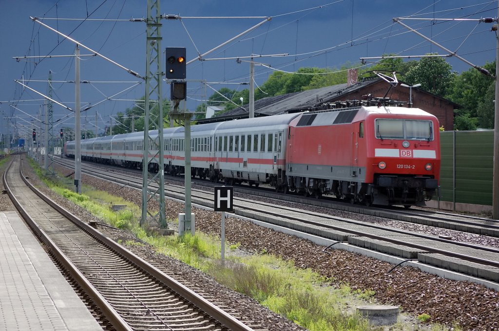 120 134-2 mit dem IC 1925 nach Kln Hbf & IC 1897 nach Stuttgart Hbf in Rathenow. Vorne zieht die 101 115-4 und zusammen fahren sie in ein Unwetter. 30.05.2010