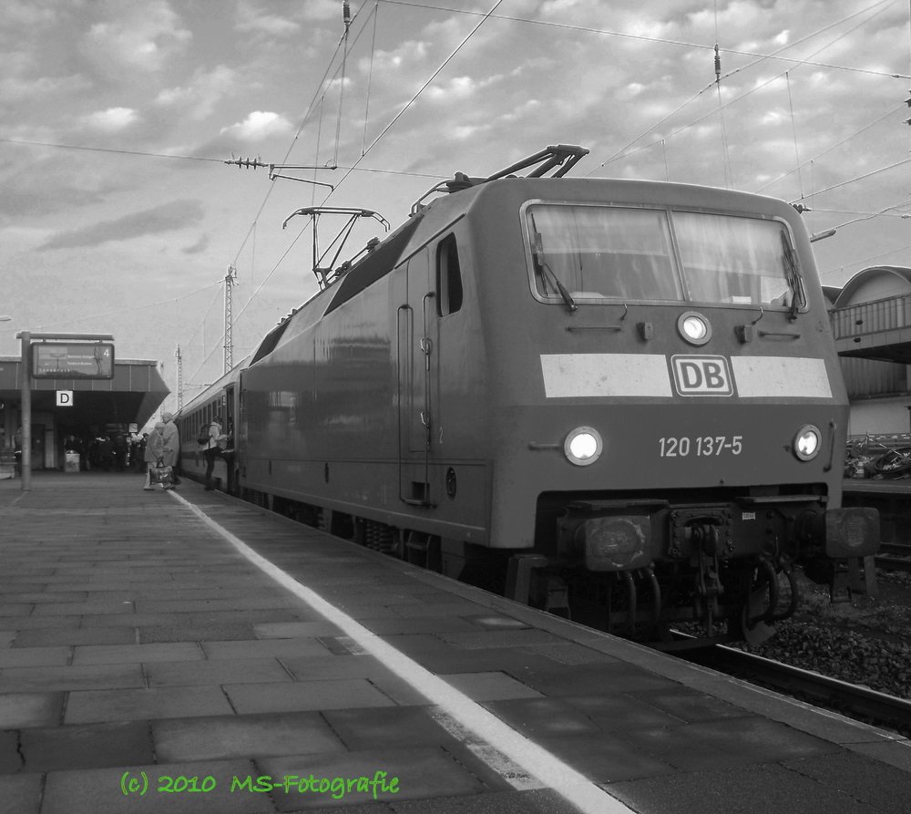 120 137 5 mit IC im Koblenzer Hbf