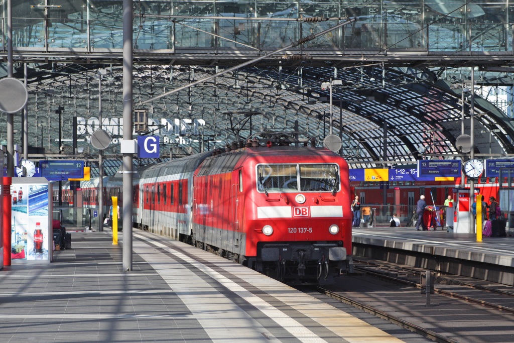 120 137 mit CNL 1246 von Mnchen Hbf nach Berlin Lichtenberg am 18.08.11 im Berliner Hbf