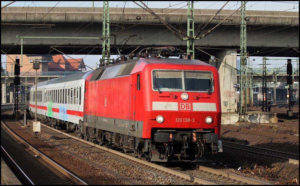 120 138 am 04.11.11 mit einem IC in Richtung Sden bei der Ausfahrt aus den Harburger Bahnhof