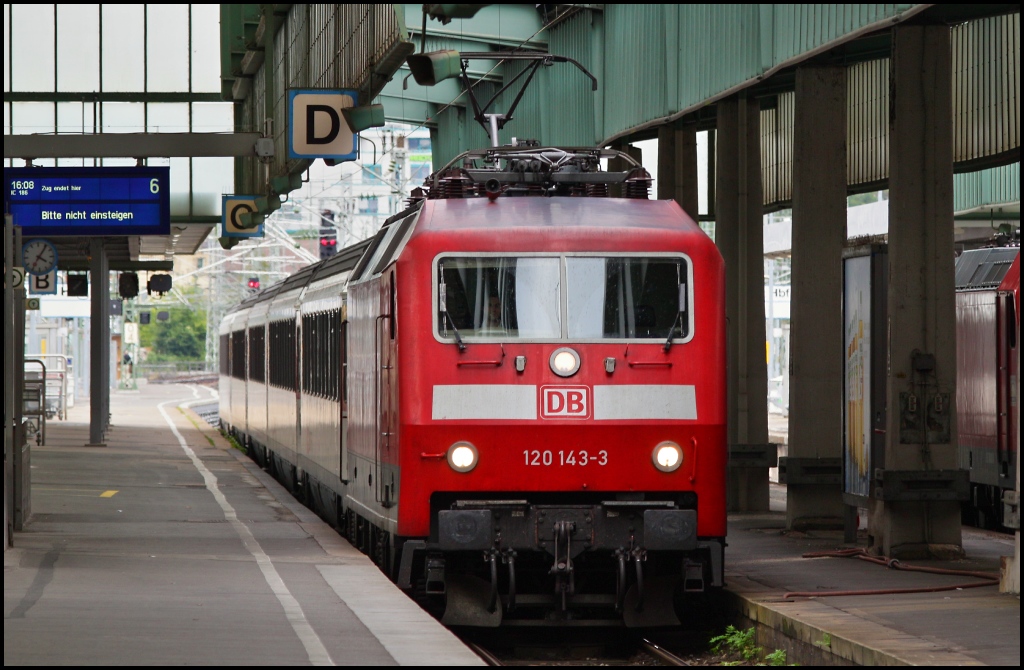 120 143 fhrt hier mit IC 186 (Zrich-Stuttgart) am 15.08.11 in den Stuttgarter Hbf ein