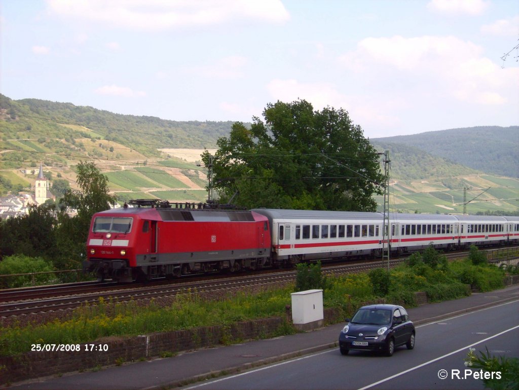 120 144-1 zieht bei Rheindiebach den IC 2024 Stuttgart – Mnster. 25.07.08
