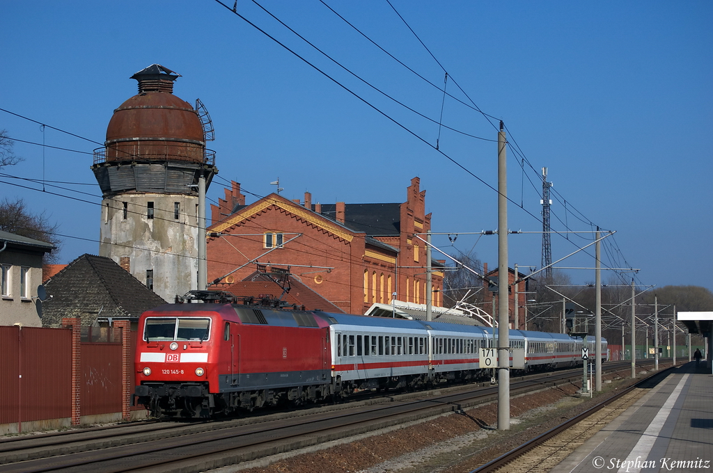 120 145-8 mit dem IC 1919 von Berlin Sdkreuz nach Kln Hbf in Rathenow. 25.03.2012