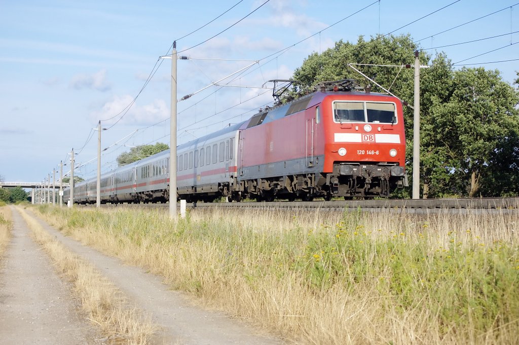 120 146-6 mit dem IC 2242 nach Mnster(Westf)Hbf zwischen Growudicke und Rathenow. 25.07.2010