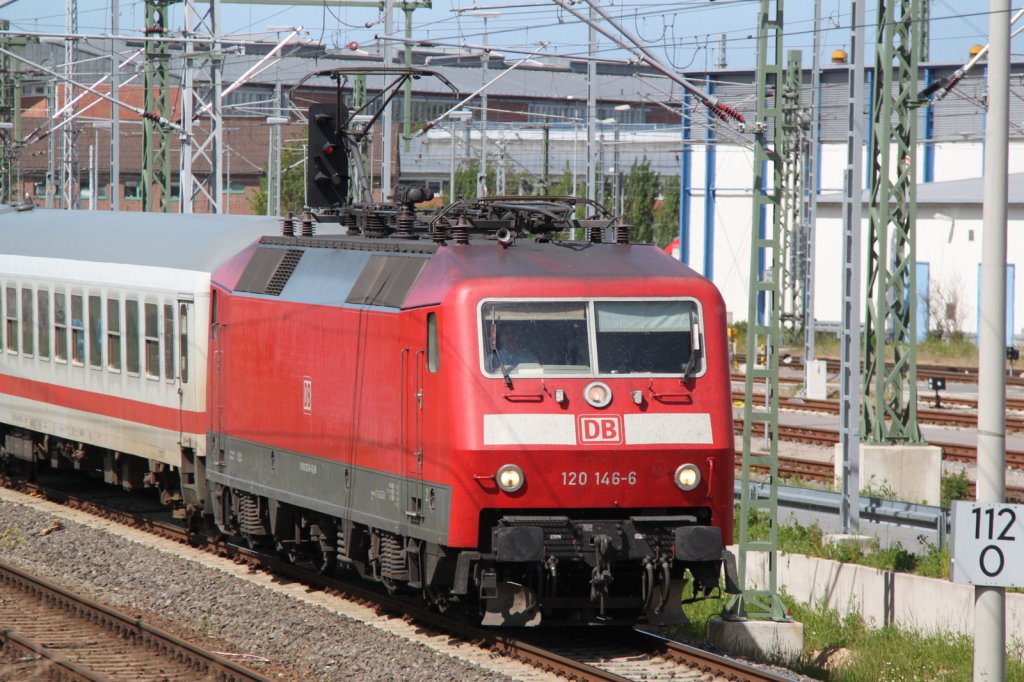 120 146-6 mit IC 2409 von Stralsund nach Kln Hbf bei der Ausfahrt im Rostocker Hbf.13.05.2012