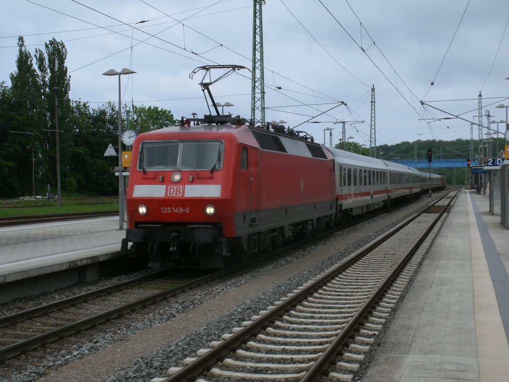 120 149-0 mit dem Leerpark Binz-Stralsund der eine Stunde zuvor als IC 2357 Leipzig-Binz am 25.Mai 2013 in Bergen/Rgen hielt.Am Schlu lief noch 120 118-5 mit. 