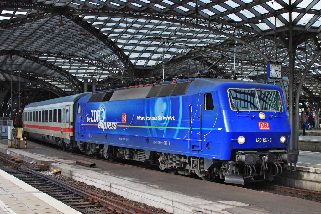 120 151 mit ZDF-Werbung fotografiert am 27.02.10 im Klner Hauptbahnhof. 