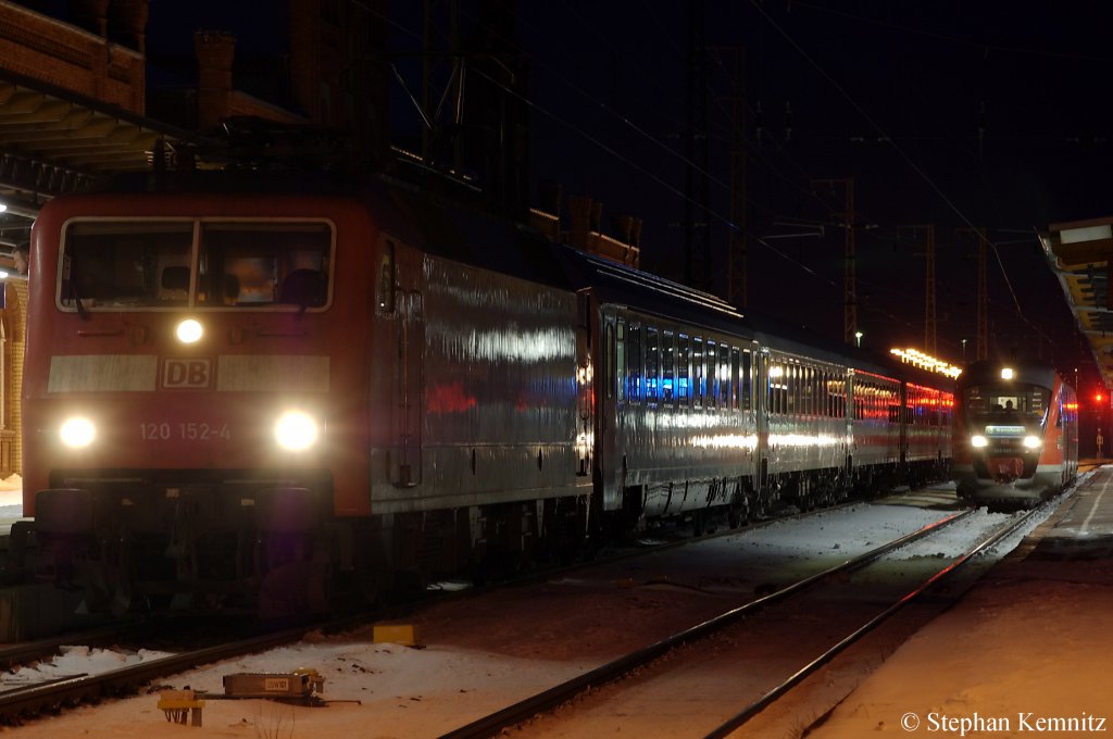 120 152-4 mit dem IC 1923 nach Kln Hbf und die 642 167/667 als RB (RB 36988) nach Braunschweig Hbf in Stendal. 10.12.2010