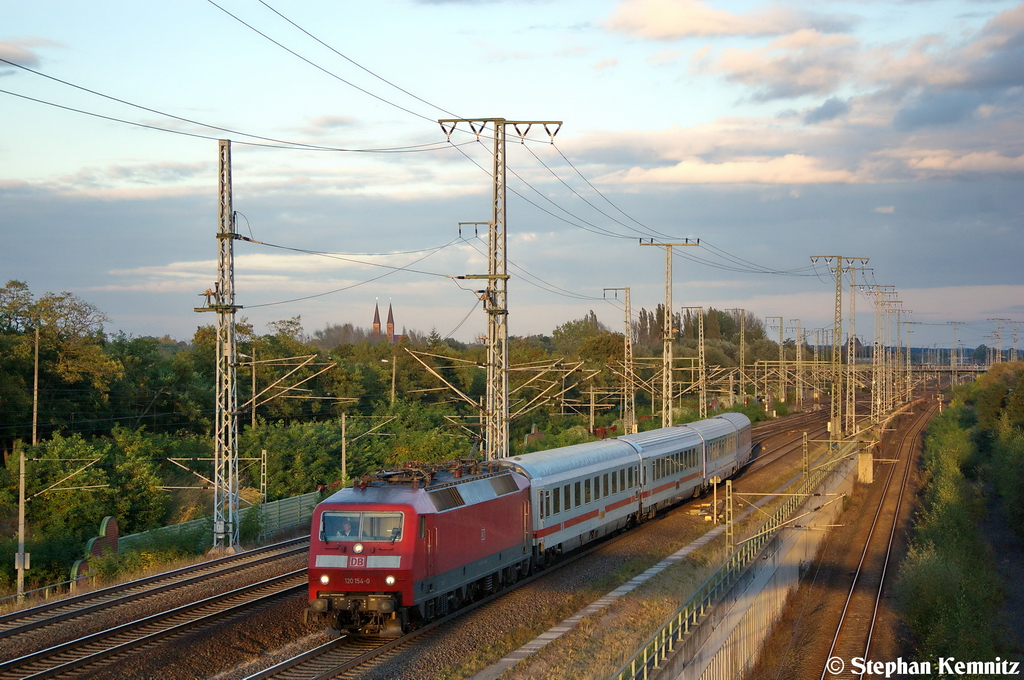 120 154-0 mit dem EC 248  Wawel  von Krakow Glowny nach Lneburg in Stendal Ortsteil Wahrburg. 03.10.2012