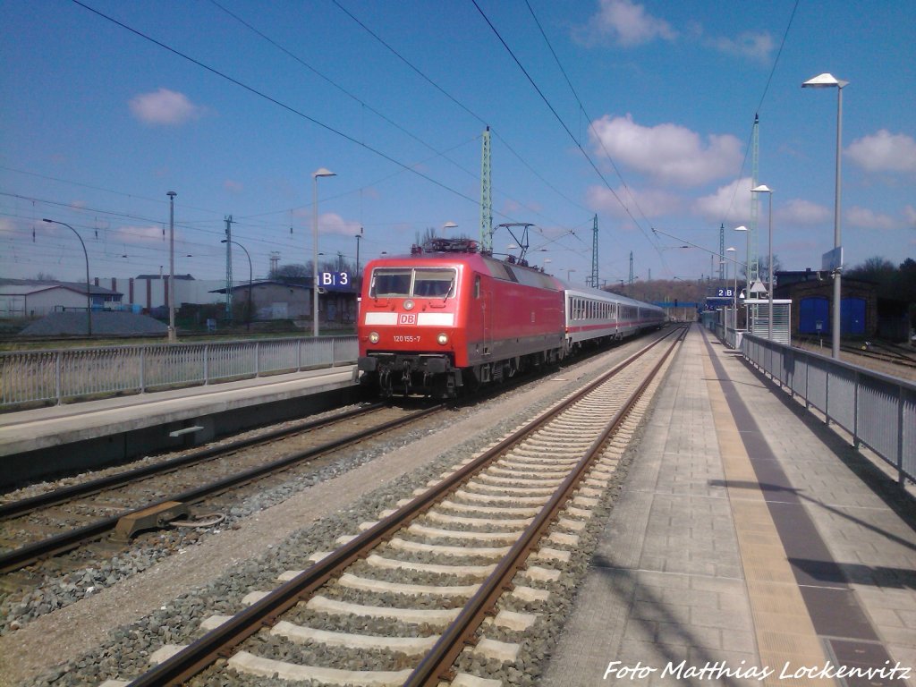 120 155-7 mit IC nach Zssow/Kln Hbf im Bahnhof Bergen auf Rgen am 28.4.13