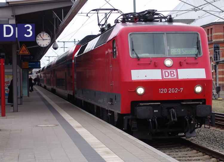 120 202-7 mit RE 13013 von Rostock Hbf Richtung Sassnitz kurz vor der Ausfahrt im Rostocker Hbf(19.02.2011)