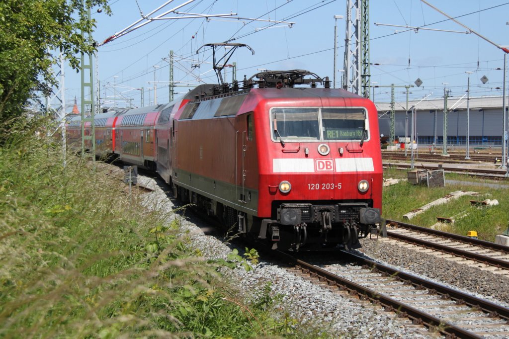 120 203-5 mit RE 1 von Rostock Hbf nach Hamburg Hbf bei der Ausfahrt im Rostocker Hbf.01.06.2012