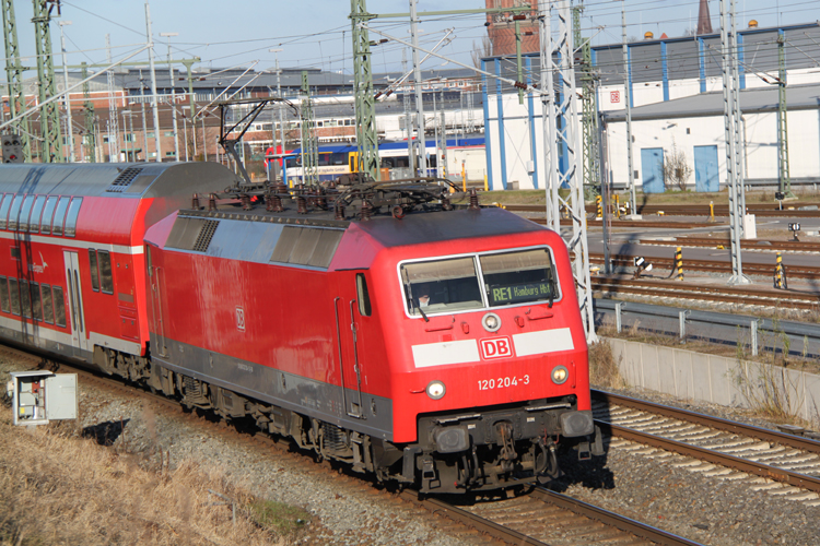 120 204-3 mit RE 4310 von Rostock Hbf nach Hamburg Hbf bei der Ausfahrt im Rostocker Hbf.24.01.2012