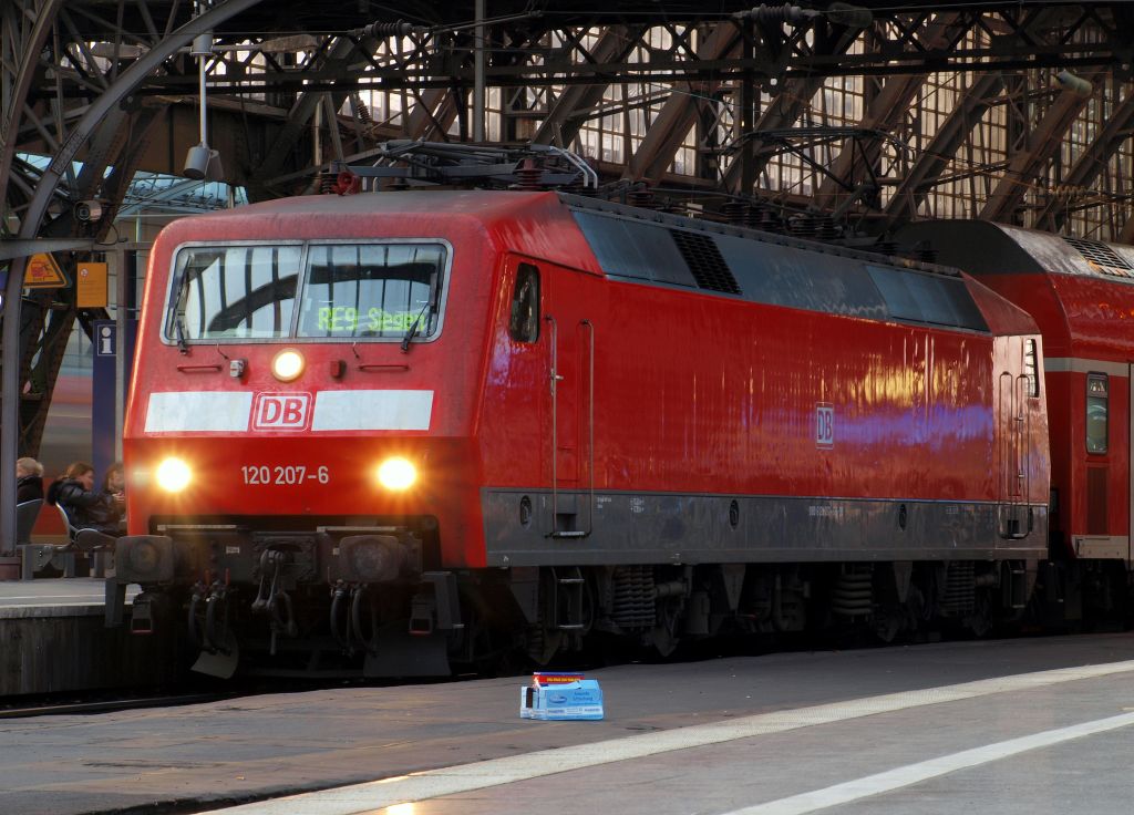 120 207-6 stand mit dem RE 9 nach Siegen am Haken abfahrbereit im Klner Hauptbahnhof am 19.11.11.