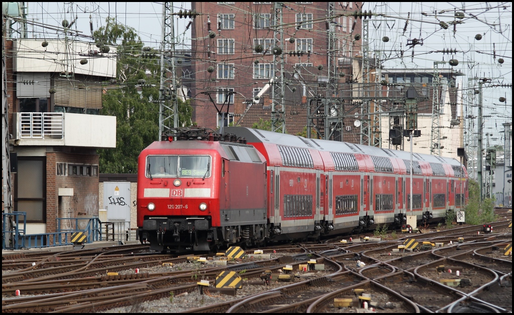 120 207 mit RE 9 nach Siegen am 16.07.11 in Kln