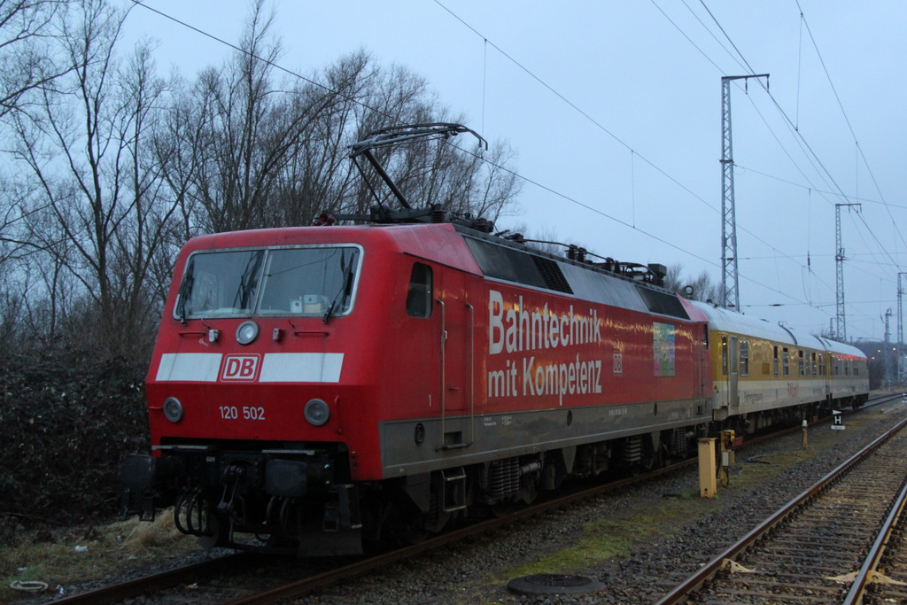 120 502-0 mit Gleismesszug der DB Netz Instandhaltung abgestellt im Rostocker Hbf.28.02.2012