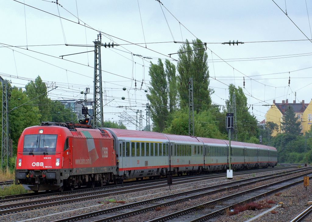 1216 015  E190 015  fuhr mit einem Brenner-EC ber den Mnchener Heimeranplatz am 3.8.