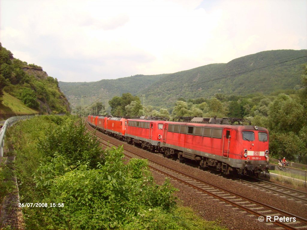 138 255-4 hngt am Schluss vom Lokzug bei Bacharach. 26.07.08