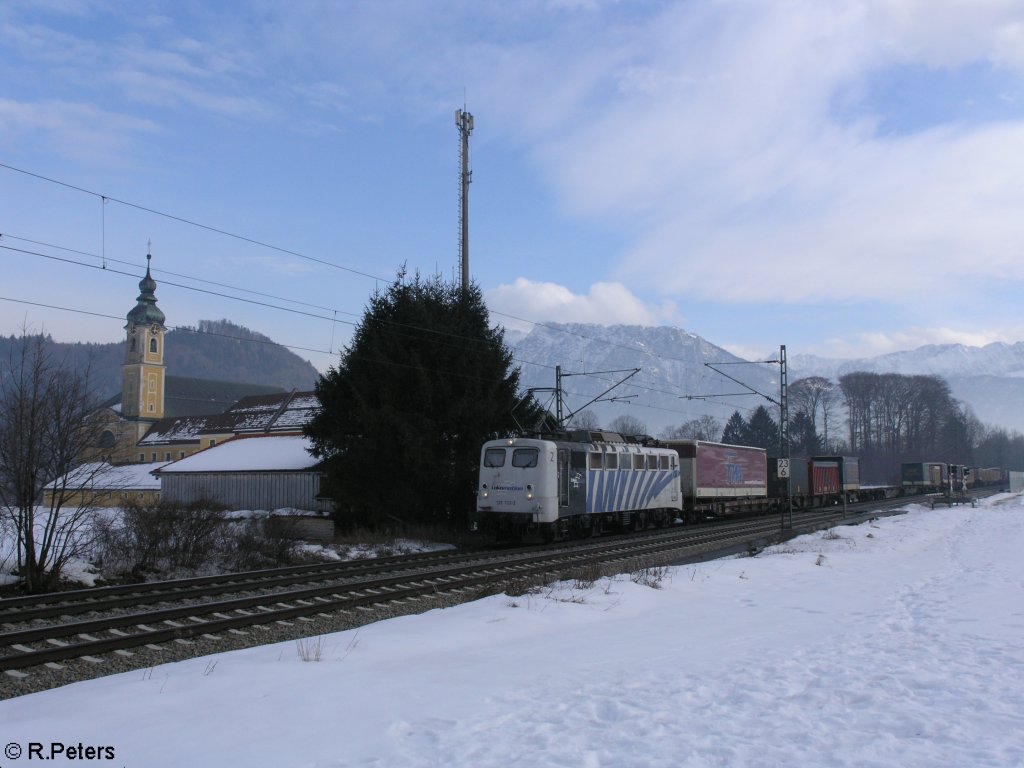 139 133 zieht bei Niederaudorf ein Sattelaufliegerzug. 18.02.10