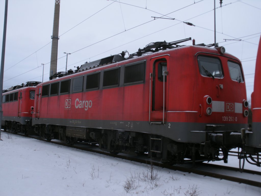 139 262-0 mit offener Fhrerstandstr,am 20.Januar 2013,in Mukran. 