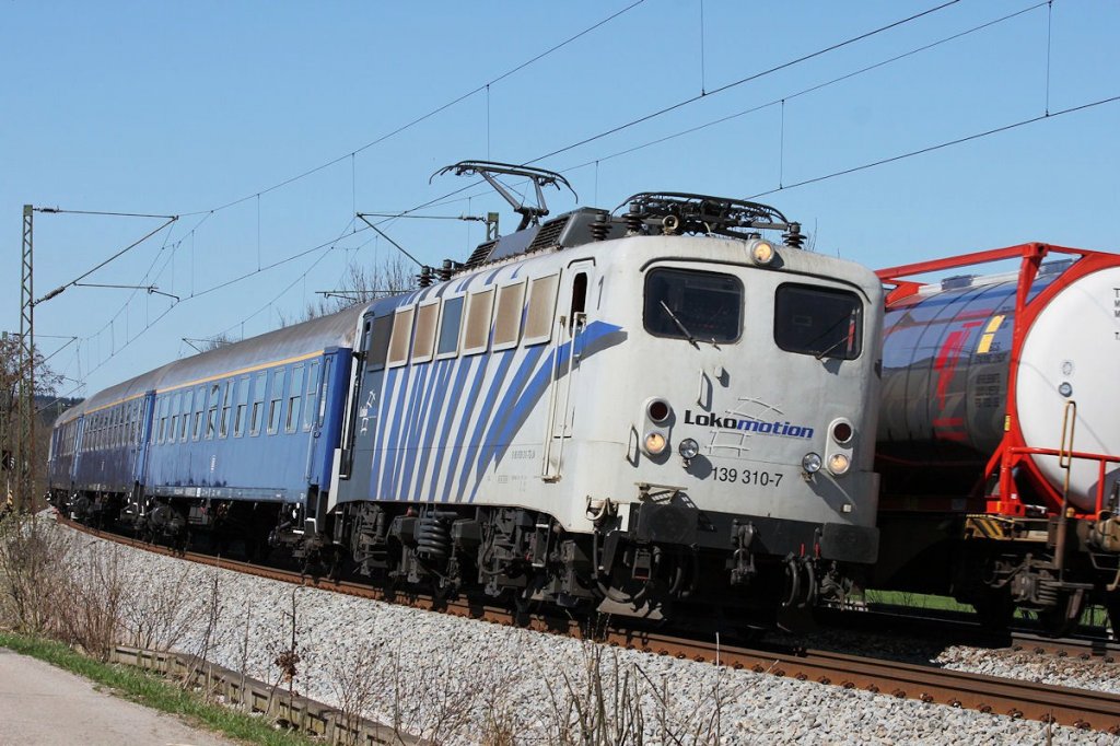 139-310 von Lokomotion mit einem Sonderzug bei Ostermnchen (Mnchen - Rosenheim) am 2.4.2011.