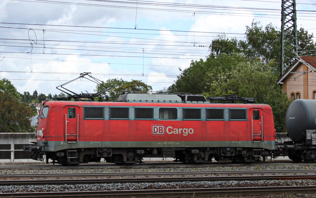 140 028-2 mit Kesselwagenzug am 29.08.11 in Fulda