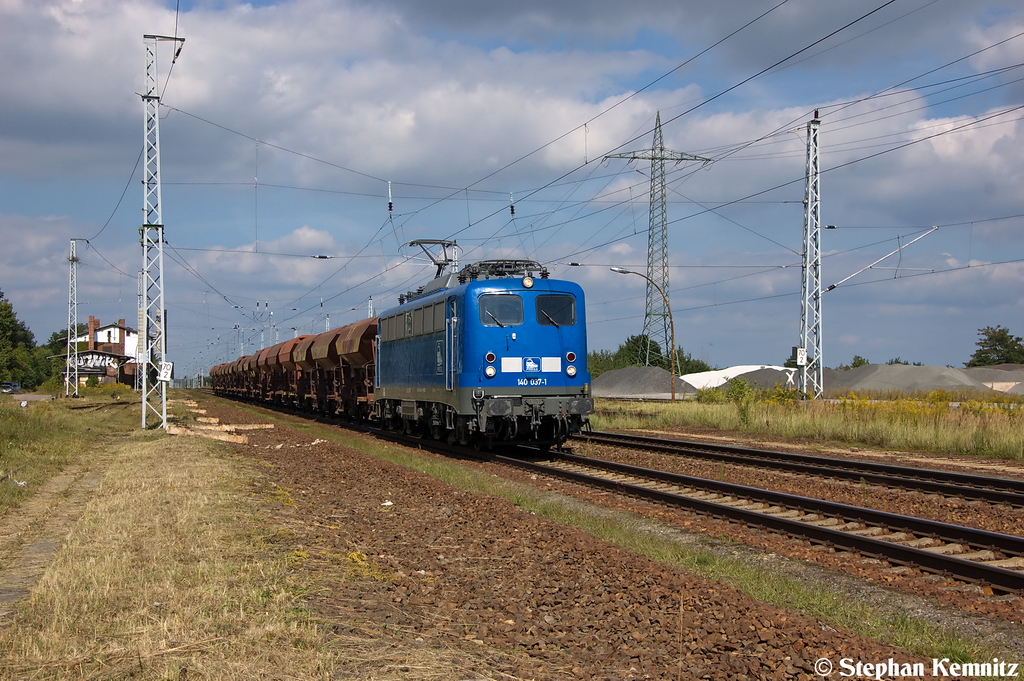 140 037-1 PRESS (140 831-9) mit einem Fcs Ganzzug in Satzkorn und fuhr in Richtung Golm weiter. 04.09.2012