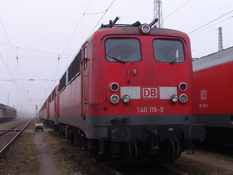 140 119-9 abgestellt im Kombiwerk Rostock-Seehafen.(17.02.06)
Fotografiert von I.Pavel