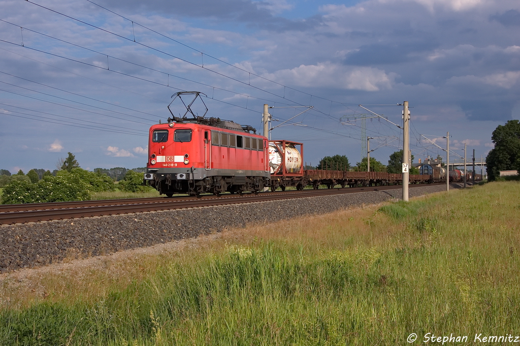 140 218-9 DB Schenker Rail Deutschland AG mit einem gemischtem Gterzug in Vietznitz und fuhr in Richtung Wittenberge weiter. Netten Gru an den Tf! 11.06.2013