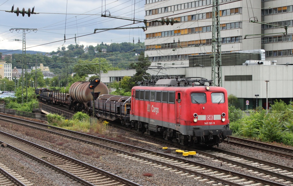 140 261 kam mit einem kurzen Gterzug von der Mosel und fuhr auf der Rheinstrecke weiter in Richtung Norden. (23.07.11)