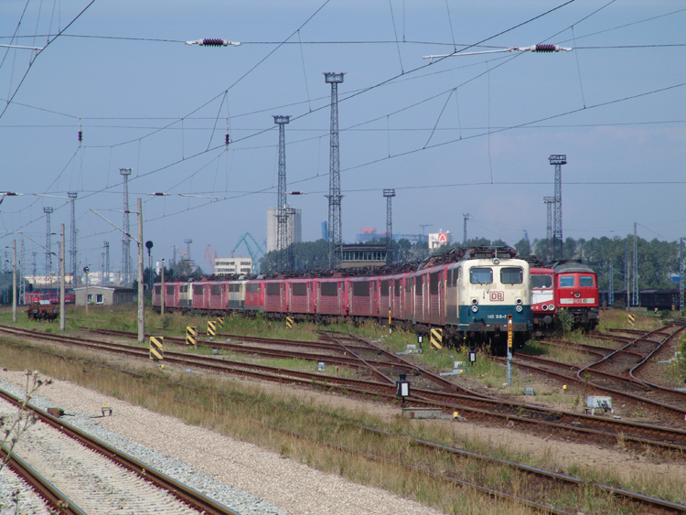 140 318-7 abgestellt in Hhe Haltepunkt Rostock-Toitenwinkel.(15.08.05)