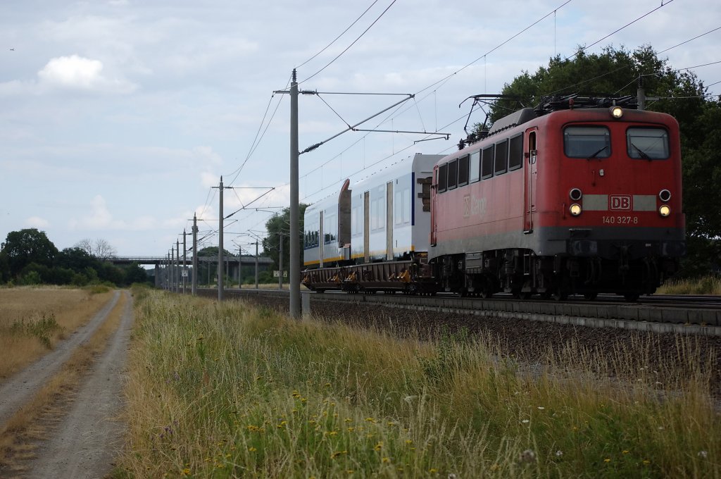 140 327-8 mit Zwischenteile fr einen Triebzug zwischen Growudicke und Rathenow in Richtung Stendal. 26.07.2010