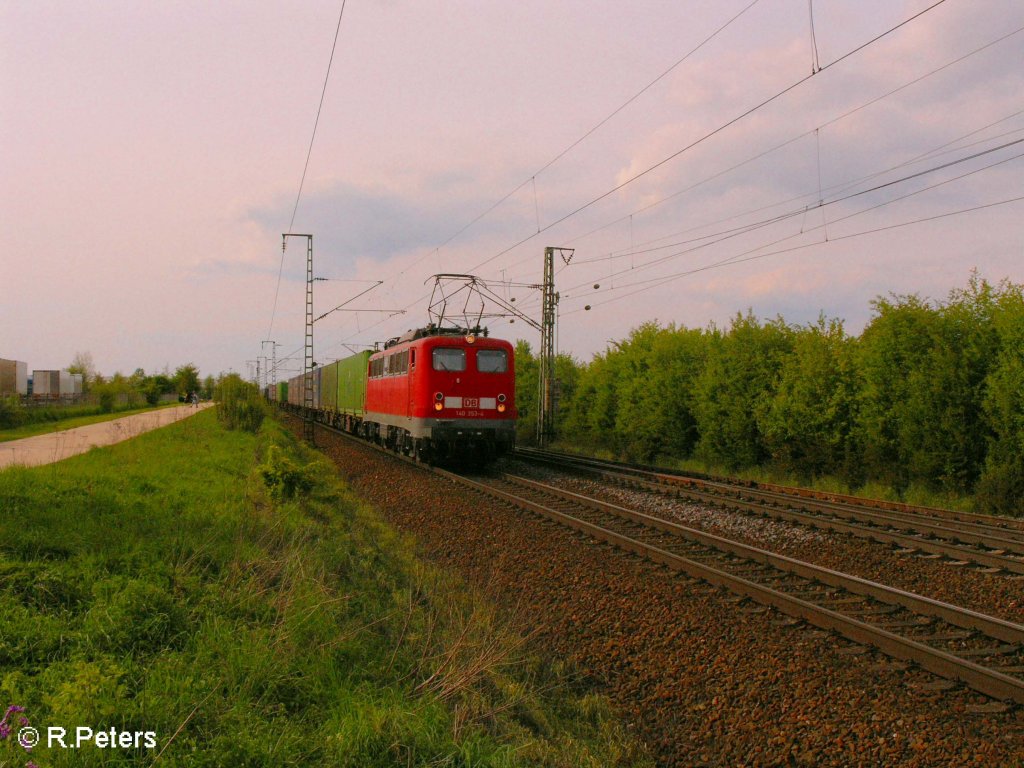 140 353-4 zieht ein Containerzug bei Obertraubling. 03.05.08