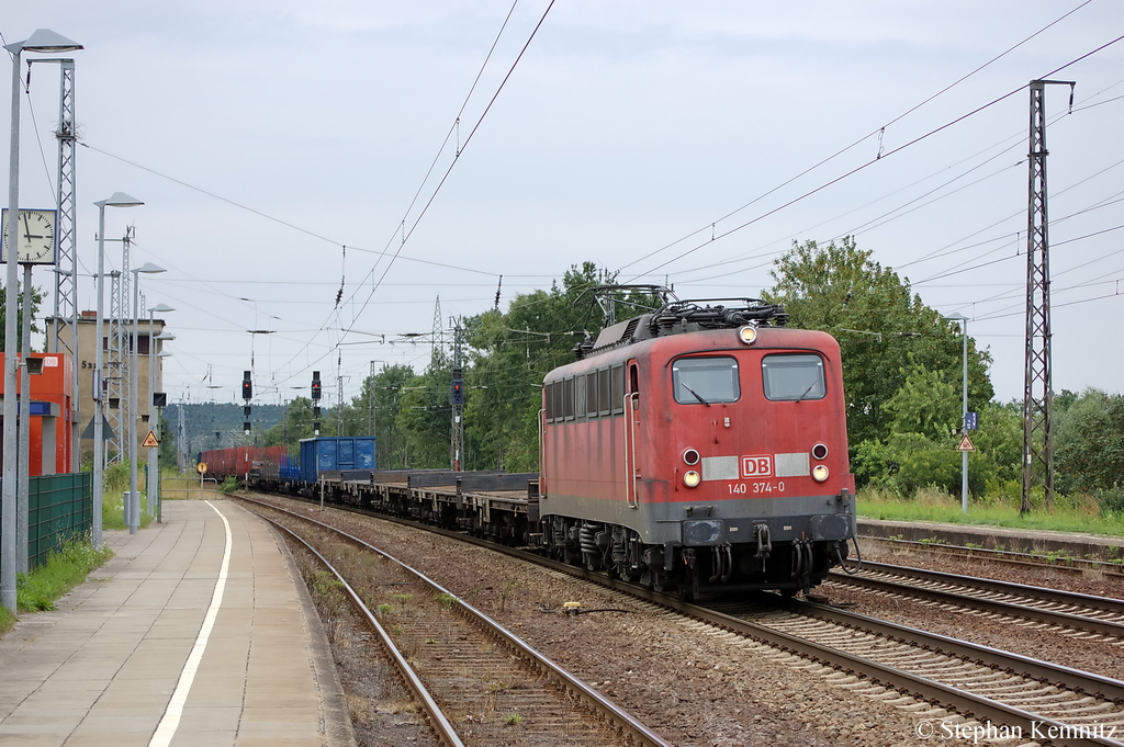 140 374-0 mit gemischten Gterzug in Saarmund. 20.07.2011