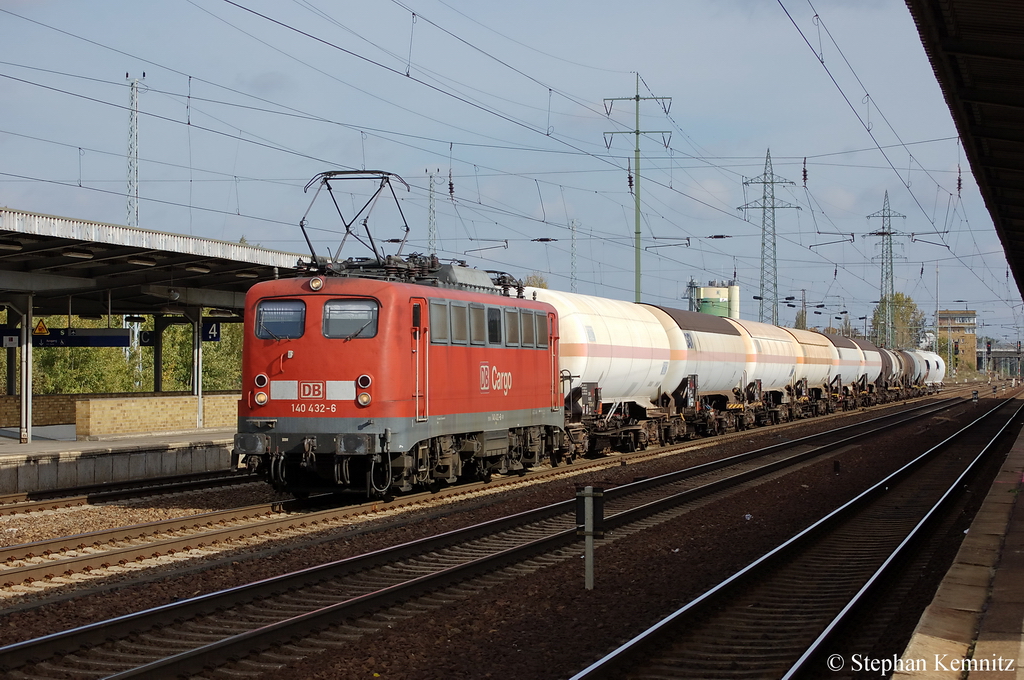 140 432-6 DB Schenker Rail Deutschland AG mit einem Kesselzug in Berlin-Schnefeld Flughafen Richtung Genshagener Heide unterwegs. 19.10.2011