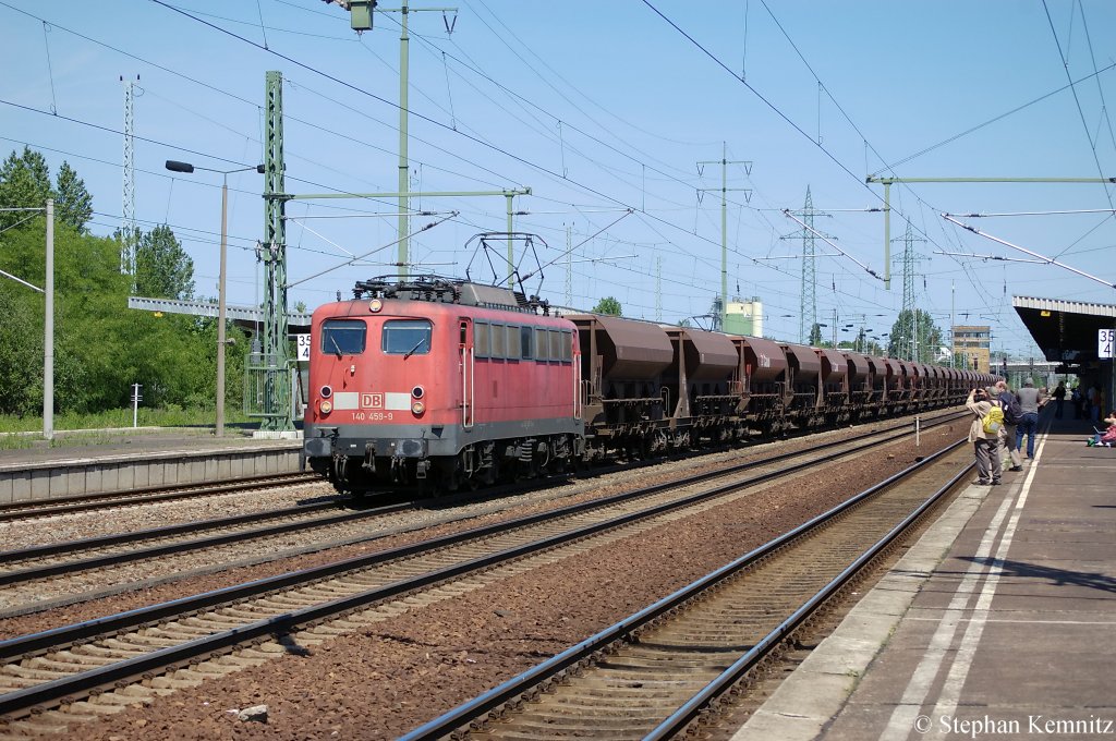 140 459-9 mit einem Gterzug in Berlin Schnefeld-Flughafen in Richtung Genshagener Heide unterwegs. Netten Herrentagesgru zurck! 02.06.2011