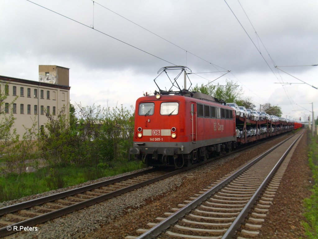 140 585-1 mit Autozug in Schkeuditz. 03.05.10