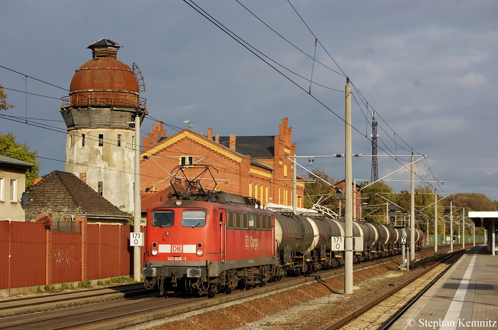 140 806-1 Railion Deutschland AG - Berlin mit einem Schwefel, geschmolzen Kesselzug in Rathenow Richtung Stendal unterwegs. 19.10.2011