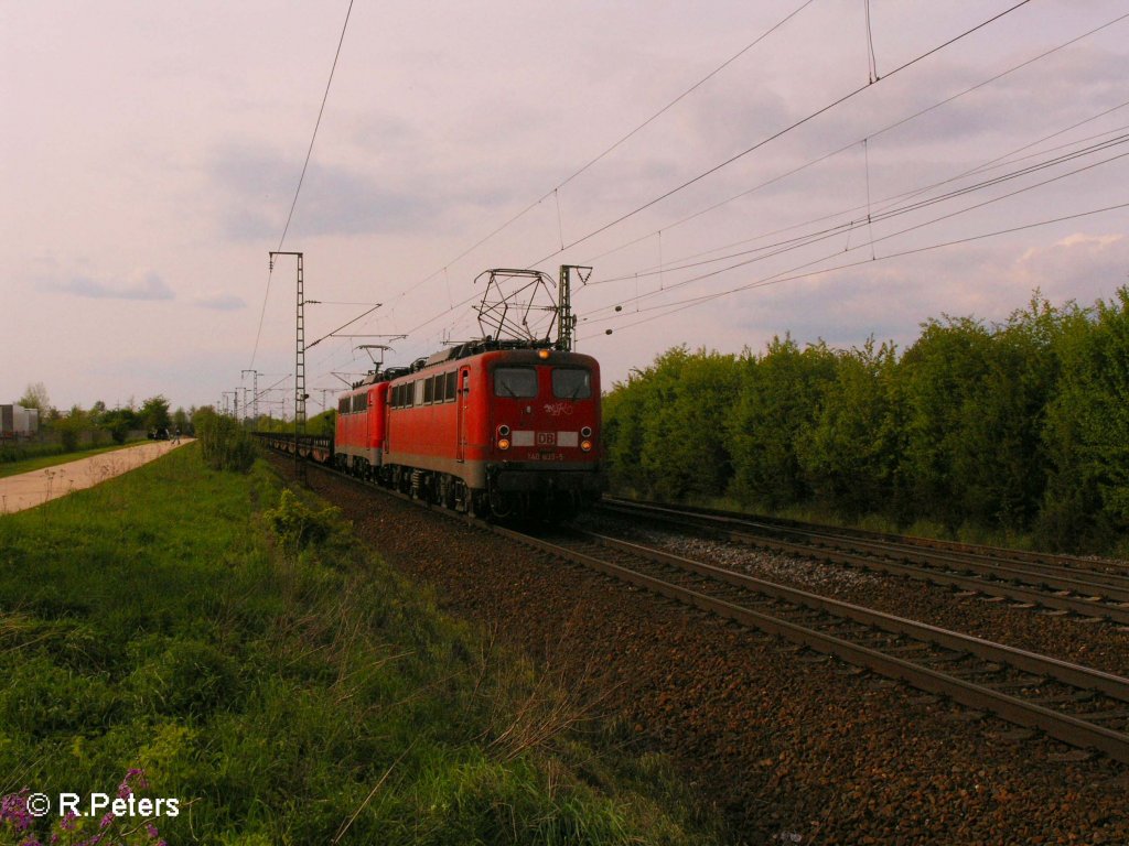 140 833-5 und 739 ziehen bei Obertraubling ein Stahlzug. 03.05.08