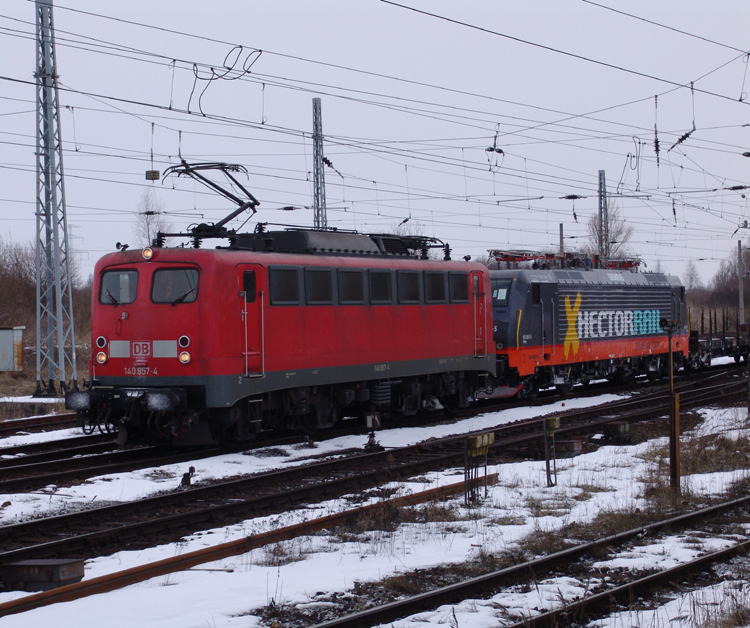 140 857-4 mit einer berfhrung nach Schweden bei der Einfahrt im Bahnhof Rostock-Seehafen.11.03.07