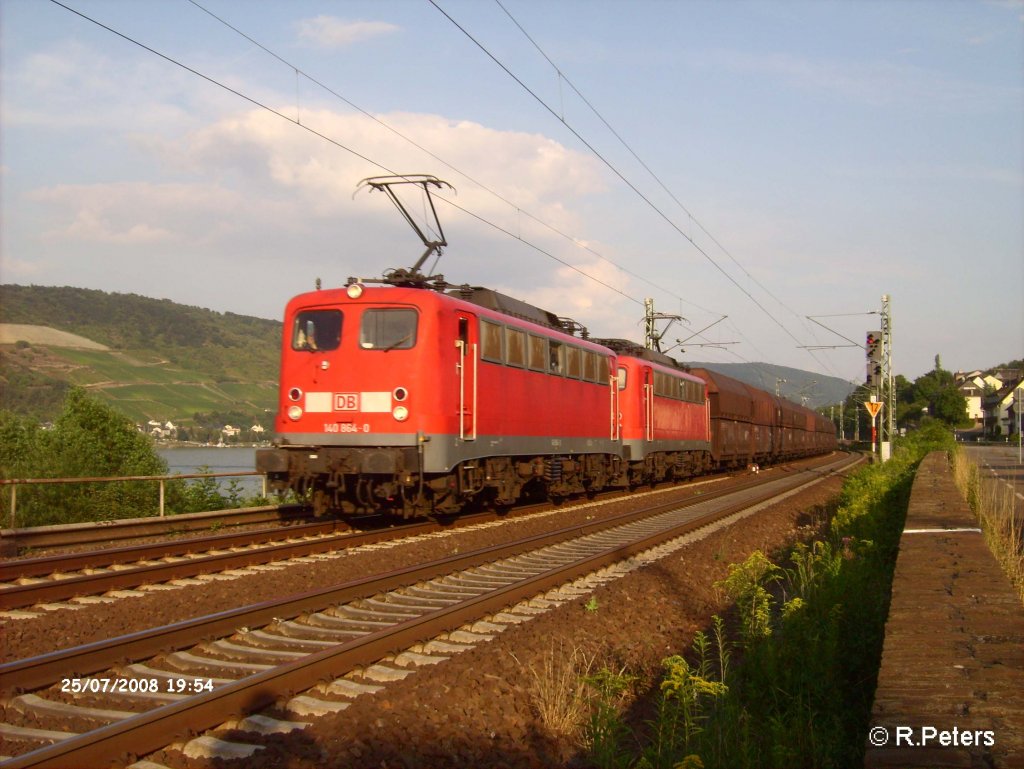 140 864-0 +825 ziehen bei Rheindiebach ein kohlezug. 25.07.08