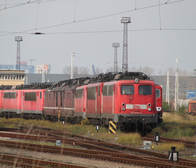 140 876-4 abgestellt in Hhe Haltepunkt Rostock-Toitenwinkel.30.10.2011
Desweiteren stehen 180 002-8,180 007-7,180 009-3,180 010-1 und  180 019-2 noch in der Reihe