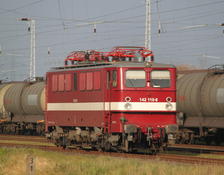 142 110-6 von Erfurter Bahnservice abgestellt in Rostock-Dierkow.11.11.2011